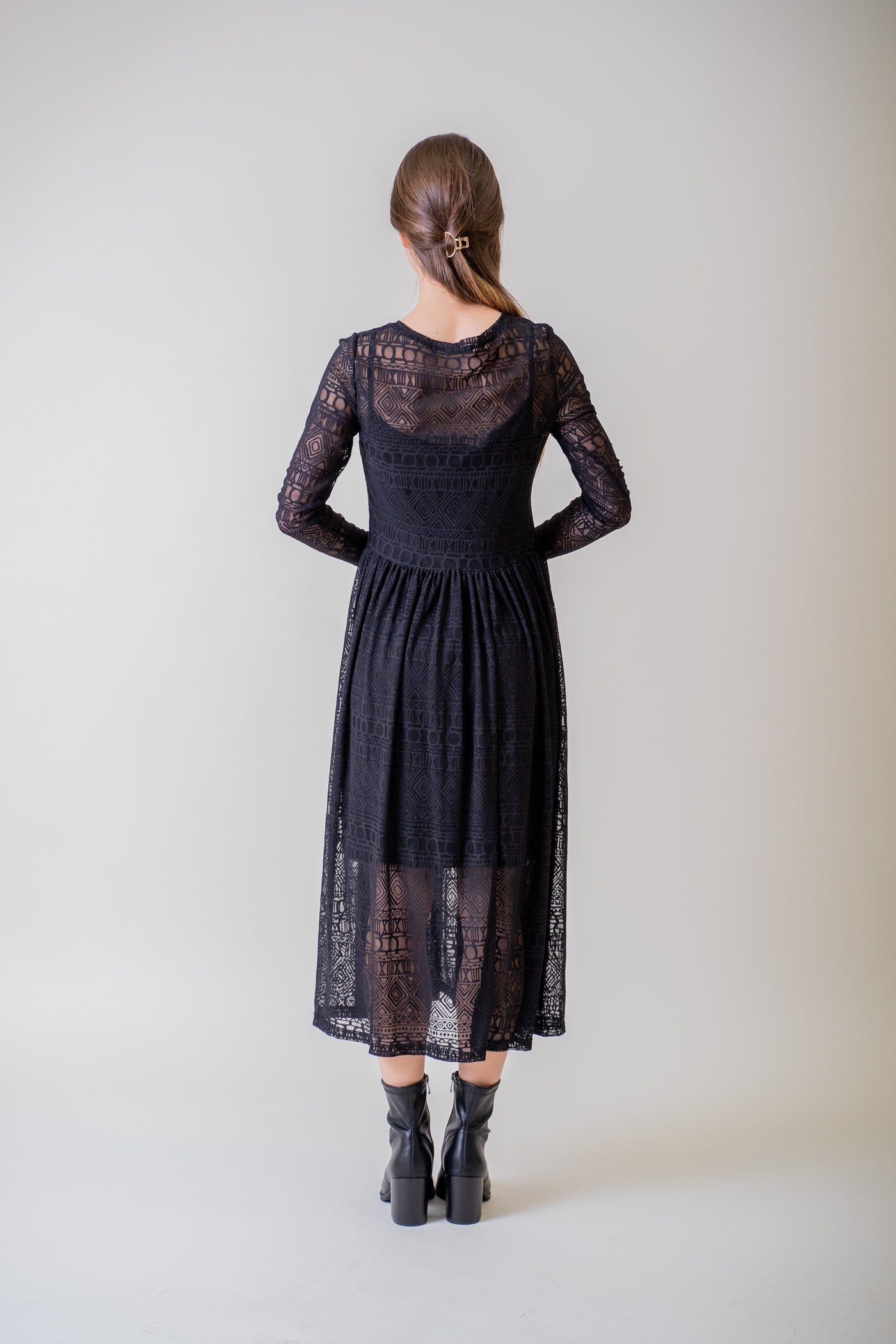 Čierne áčkové midi šaty s dlhým rukávom - Šaty