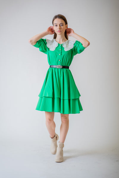 Zelené šaty s madeirovým golierom