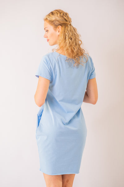 Modré krátke bavlnené šaty Thea odfotené zozadu