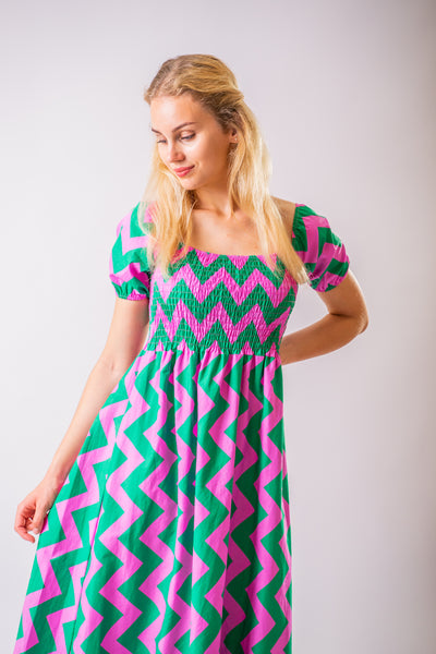 Zeleno ružové geometrické maxi šaty odfotené zblízka