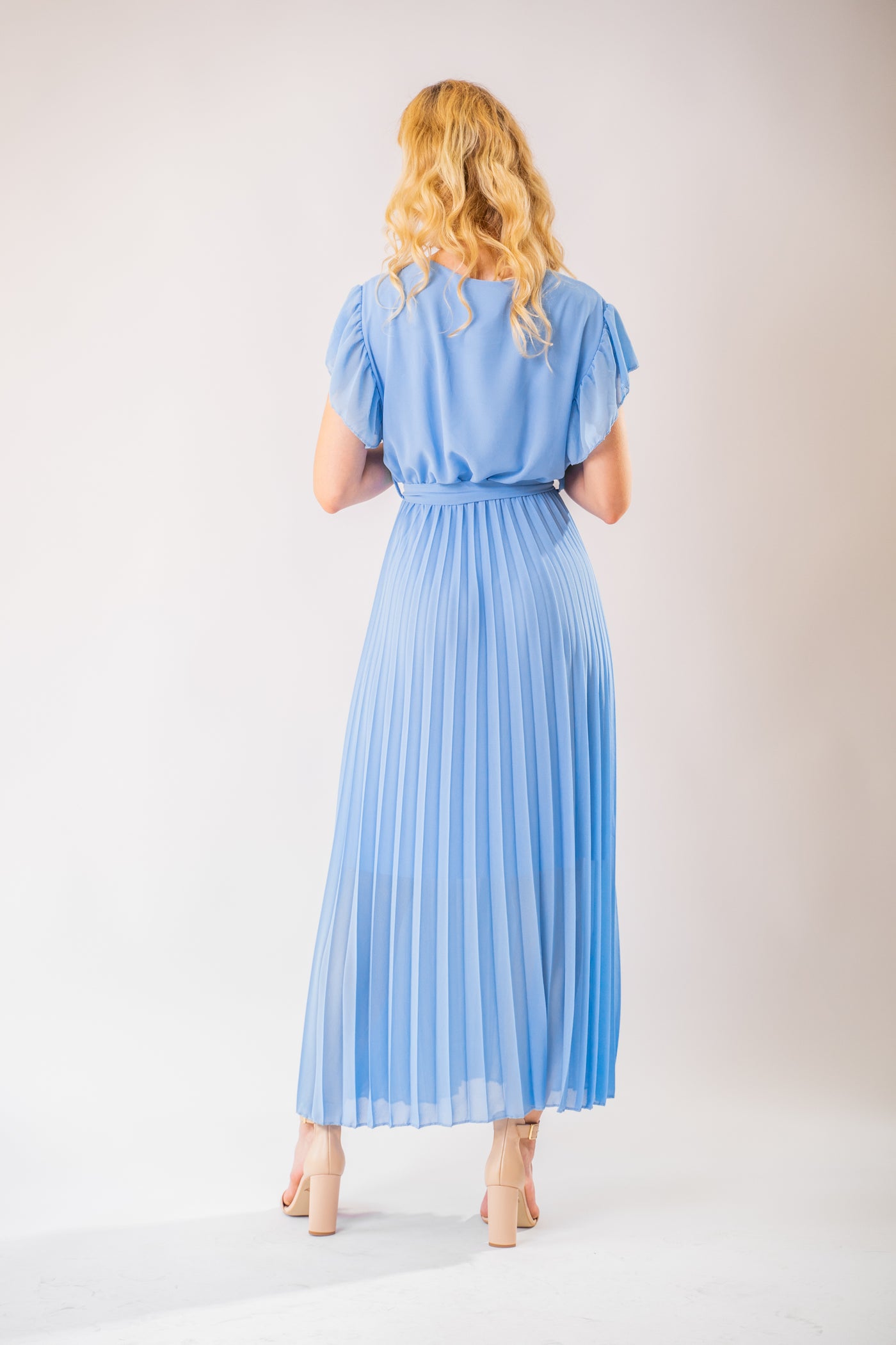 Modré šifónové maxi šaty Aubrey odfotené zozadu