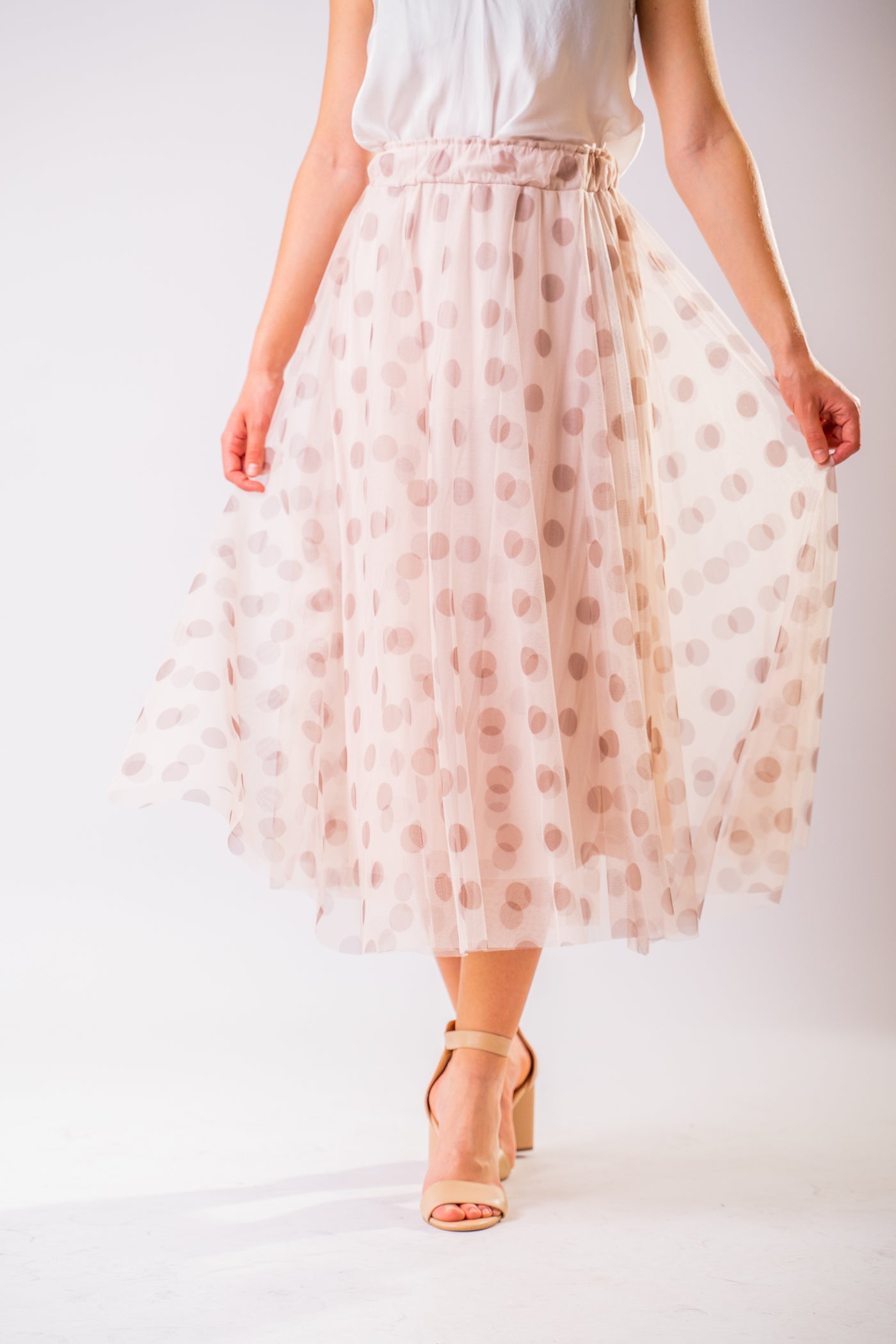 Bodkovaná tylová midi sukňa Eloise odfotená zblízka