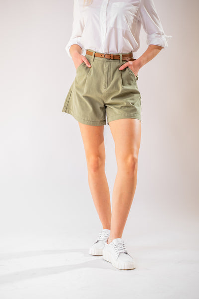 Zelené krátke nohavice odfotené zblízka