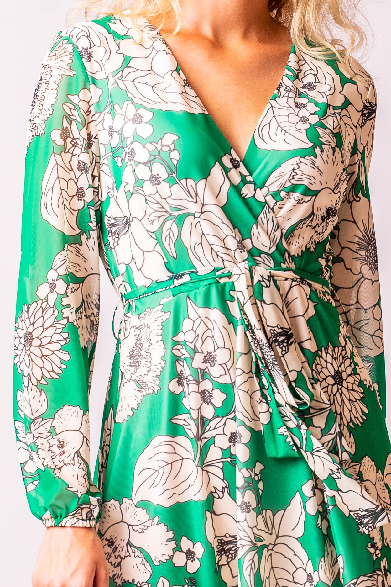 Kvetinové zelené midi šaty odfotené zblízka