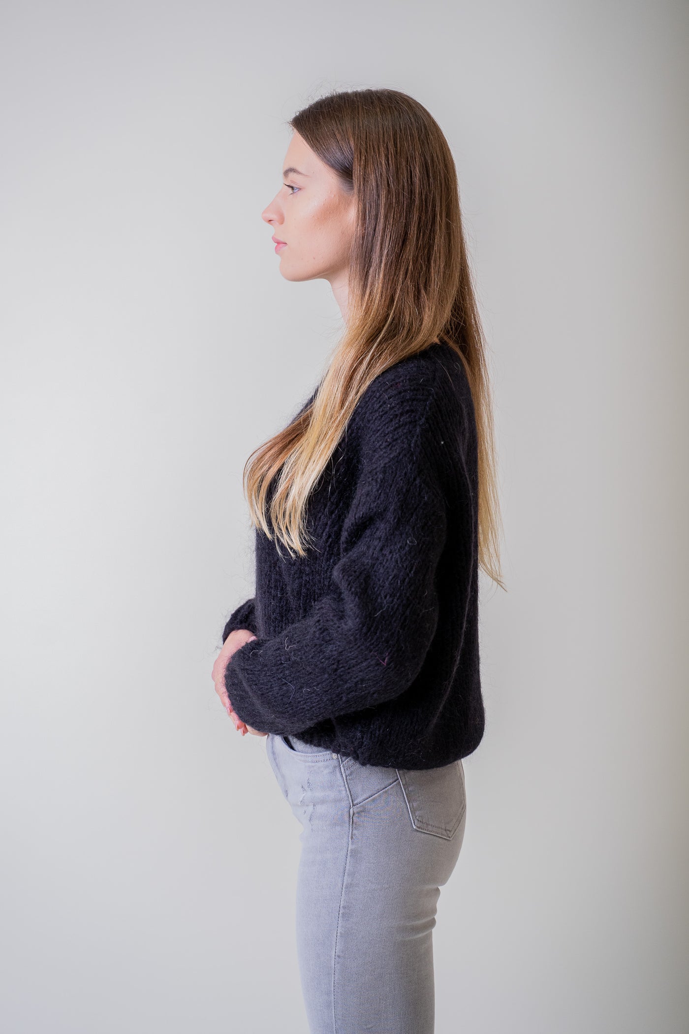 Jednoduchý čierny pletený sveter - UNI - Top