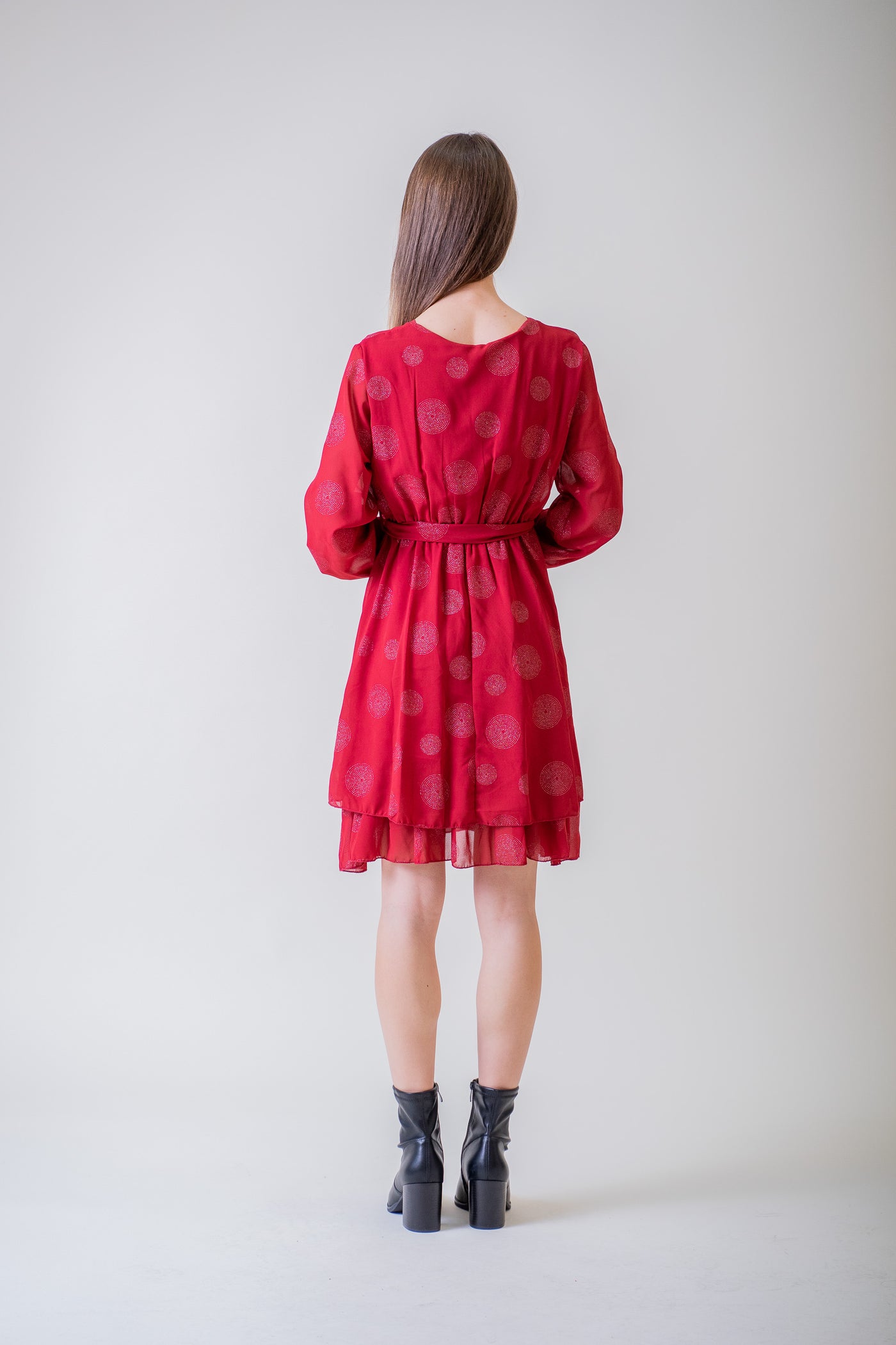 Červené šaty s metalickým detailom - UNI - Šaty