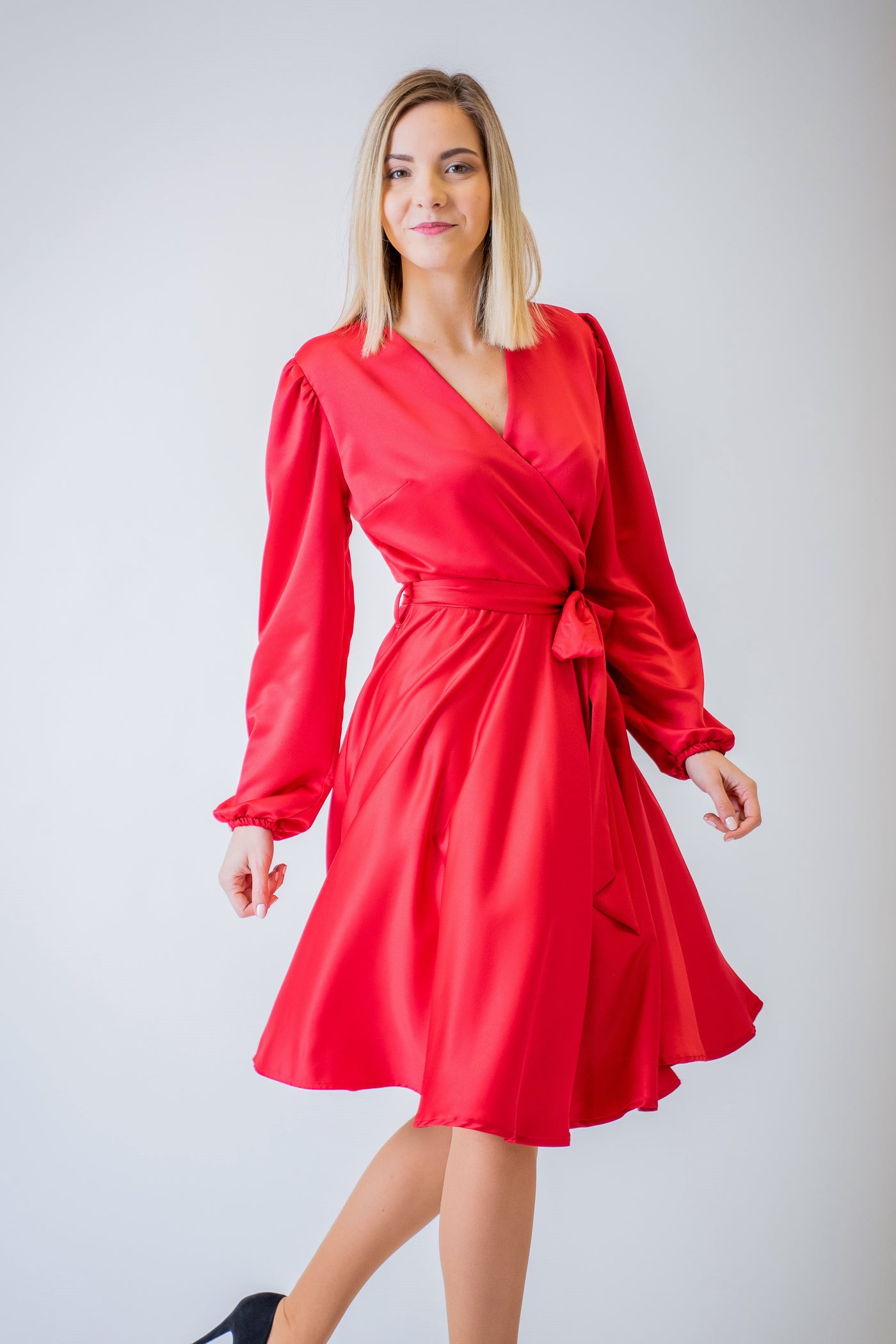 Červené krátke šaty s dlhým rukávom - spoločenské šaty
