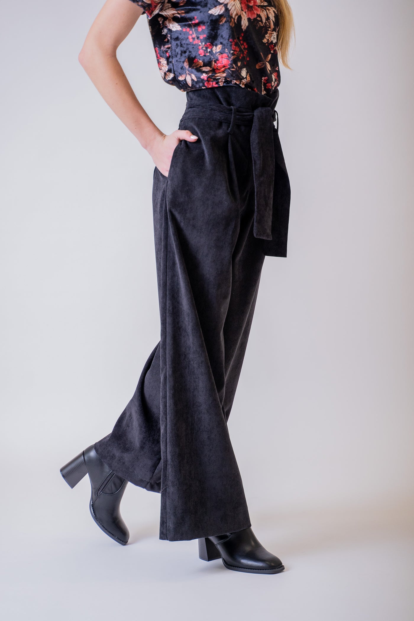 Čierne rozšírené nohavice s opaskom - Nohavice