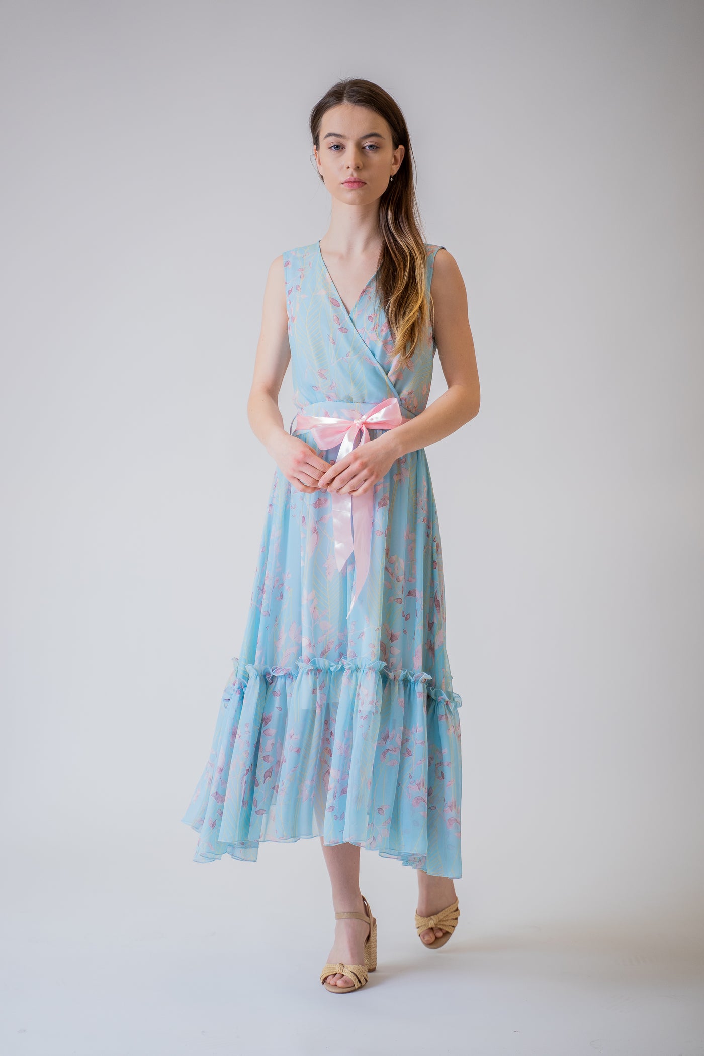 Kvetinové modré midi šaty s volánom - spoločenské šaty