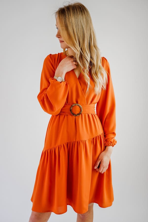 Oranžové šaty s opaskom - spoločenské šaty