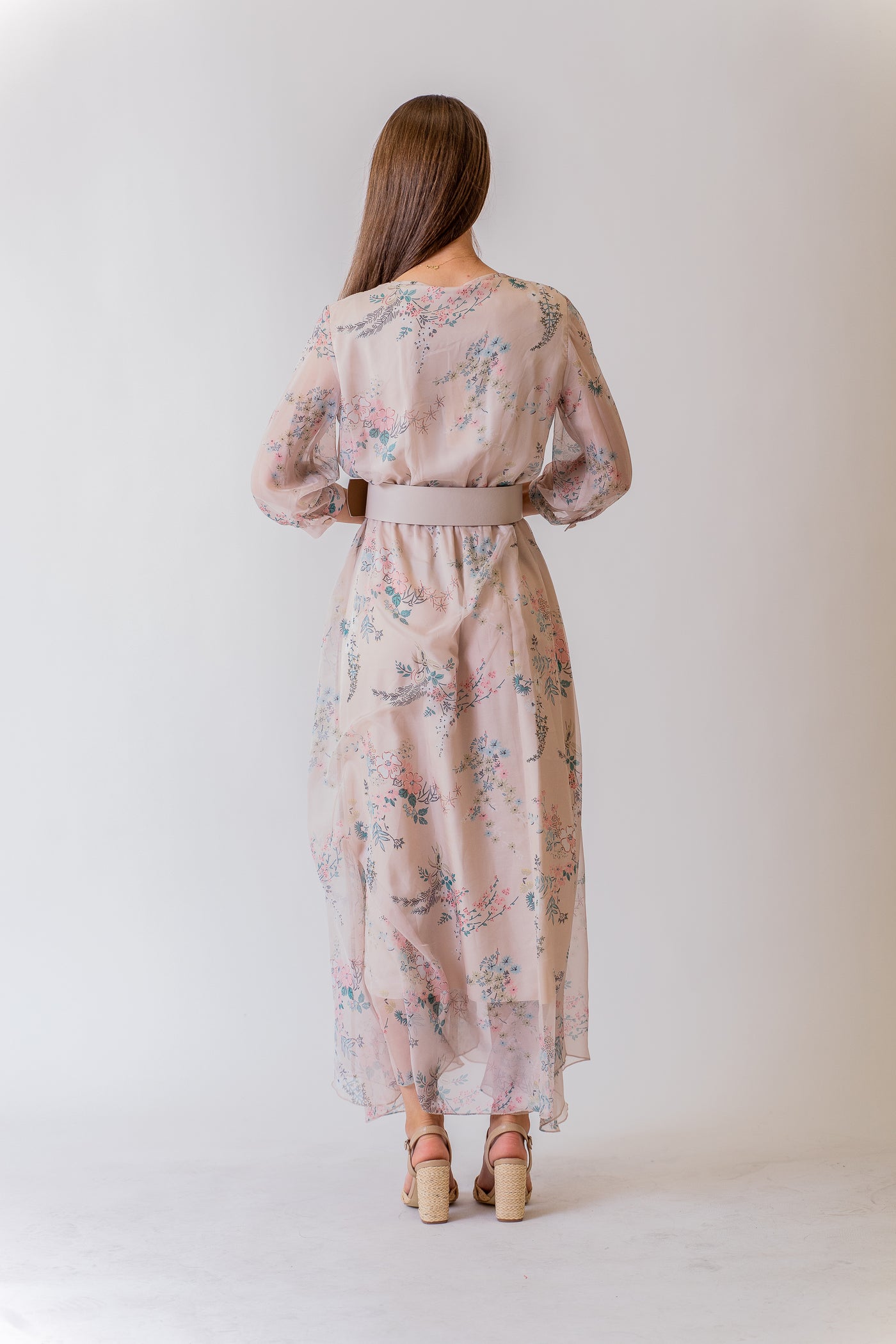 Bežové midi šaty s jemným vzorom - spoločenské šaty
