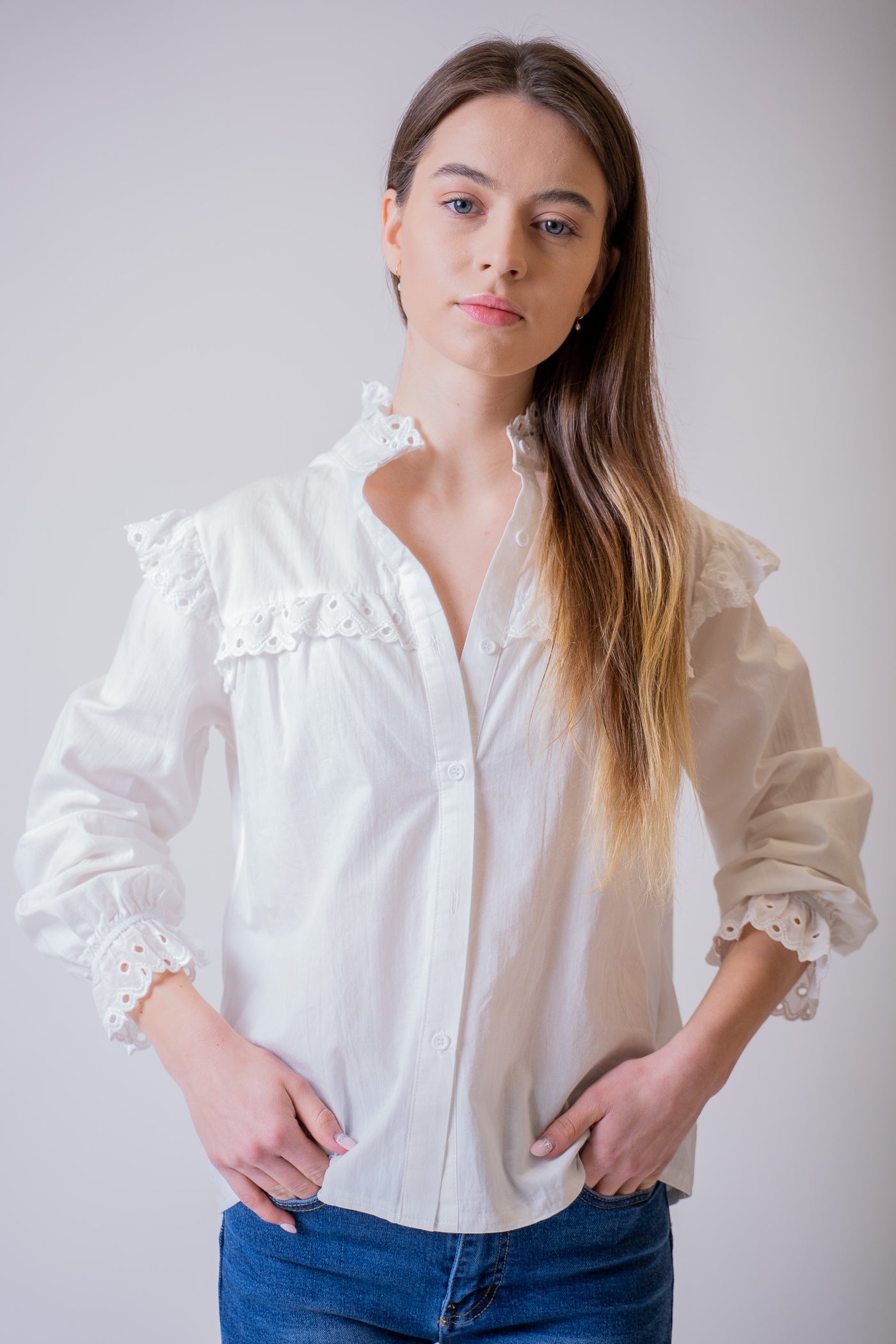 Biela košeľa s madeirovými detailami - Top