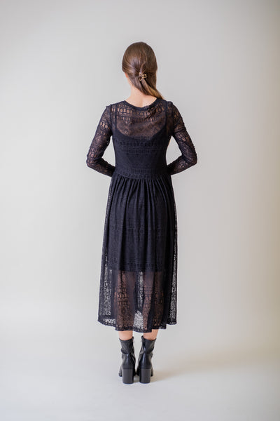 Čierne áčkové midi šaty s dlhým rukávom - Šaty