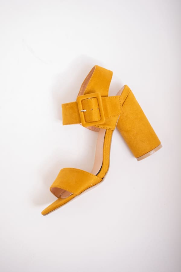 Žlté sandále s prackou - Topánky