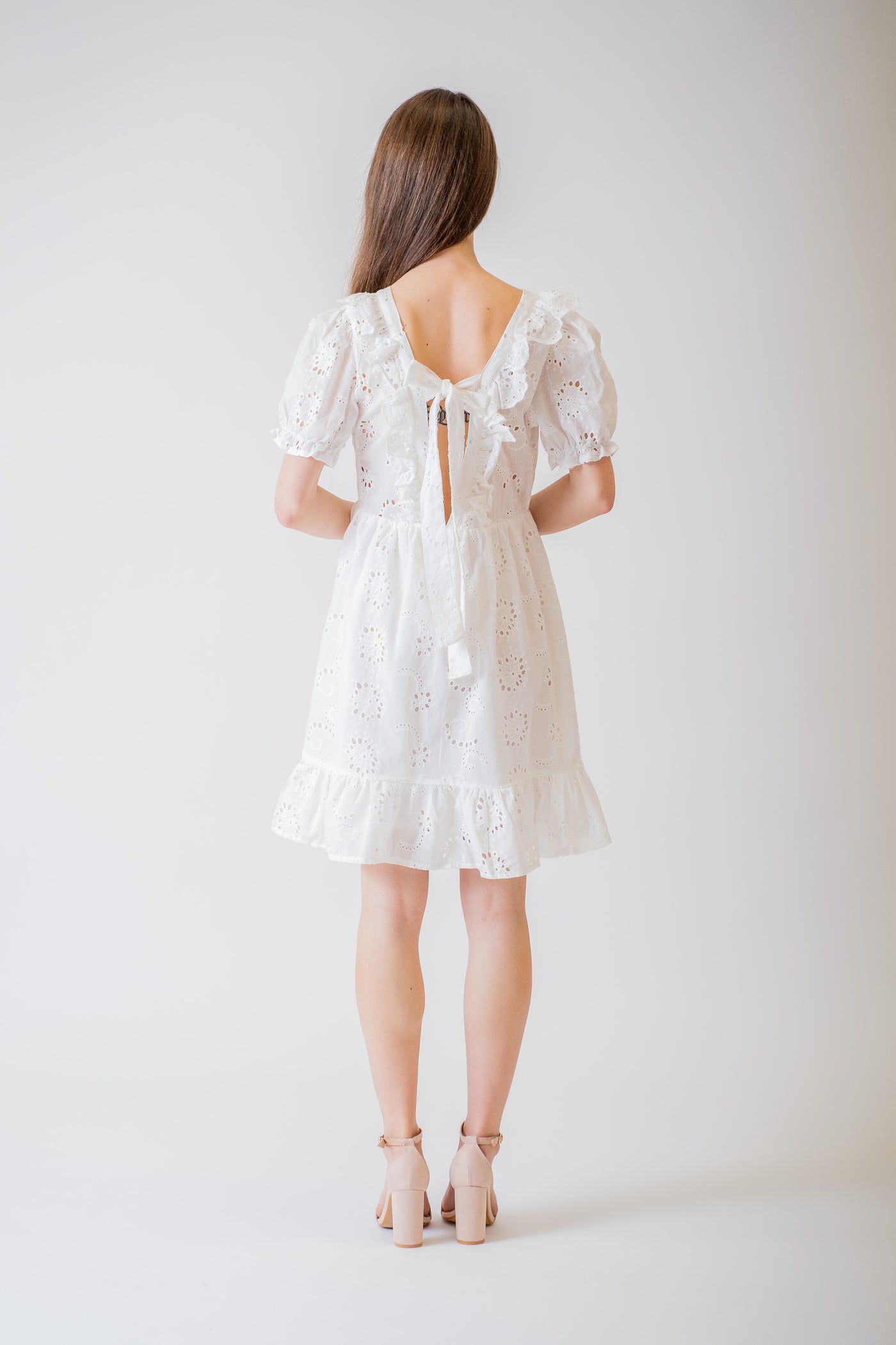 Biele madeirové šaty na viazanie - Šaty