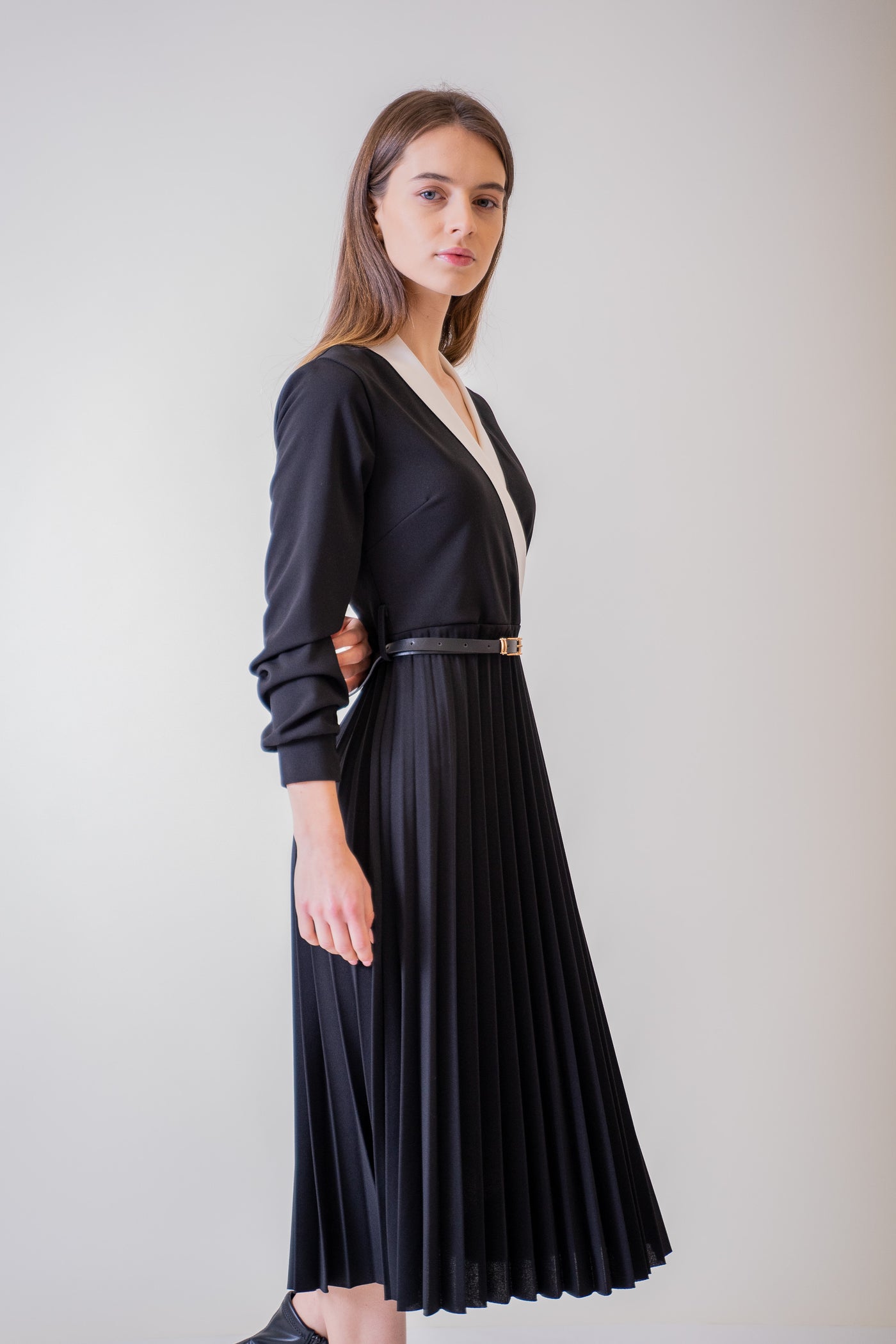 Čierne plisované midi šaty - UNI - Šaty