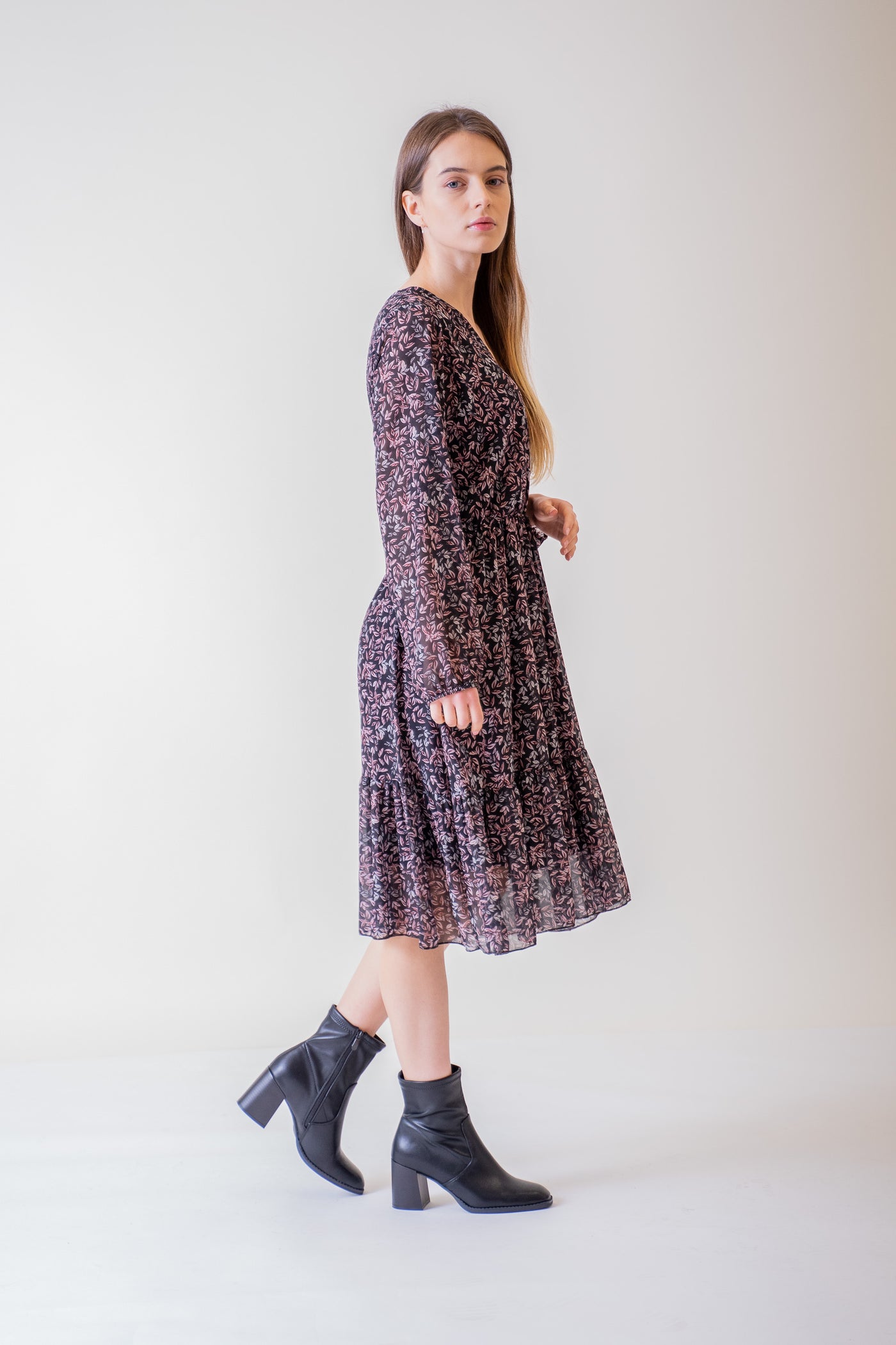 Čierne midi šaty s kvetinovým vzorom - UNI - Šaty