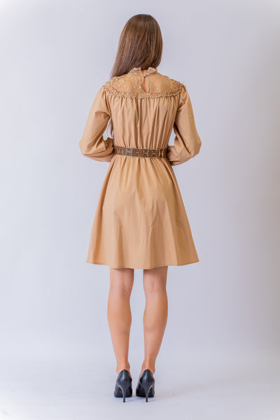 Bežové krátke šaty s čipkovým dekoltom Patrice - Šaty