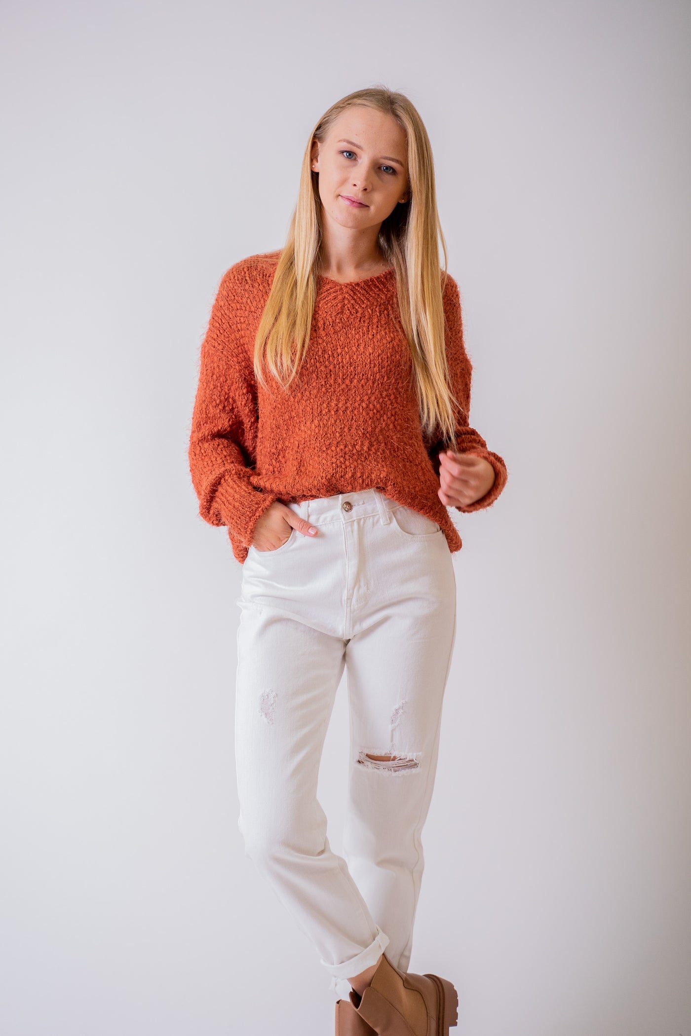 Oranžový sveter s véčkovým výstrihom - UNI - Top