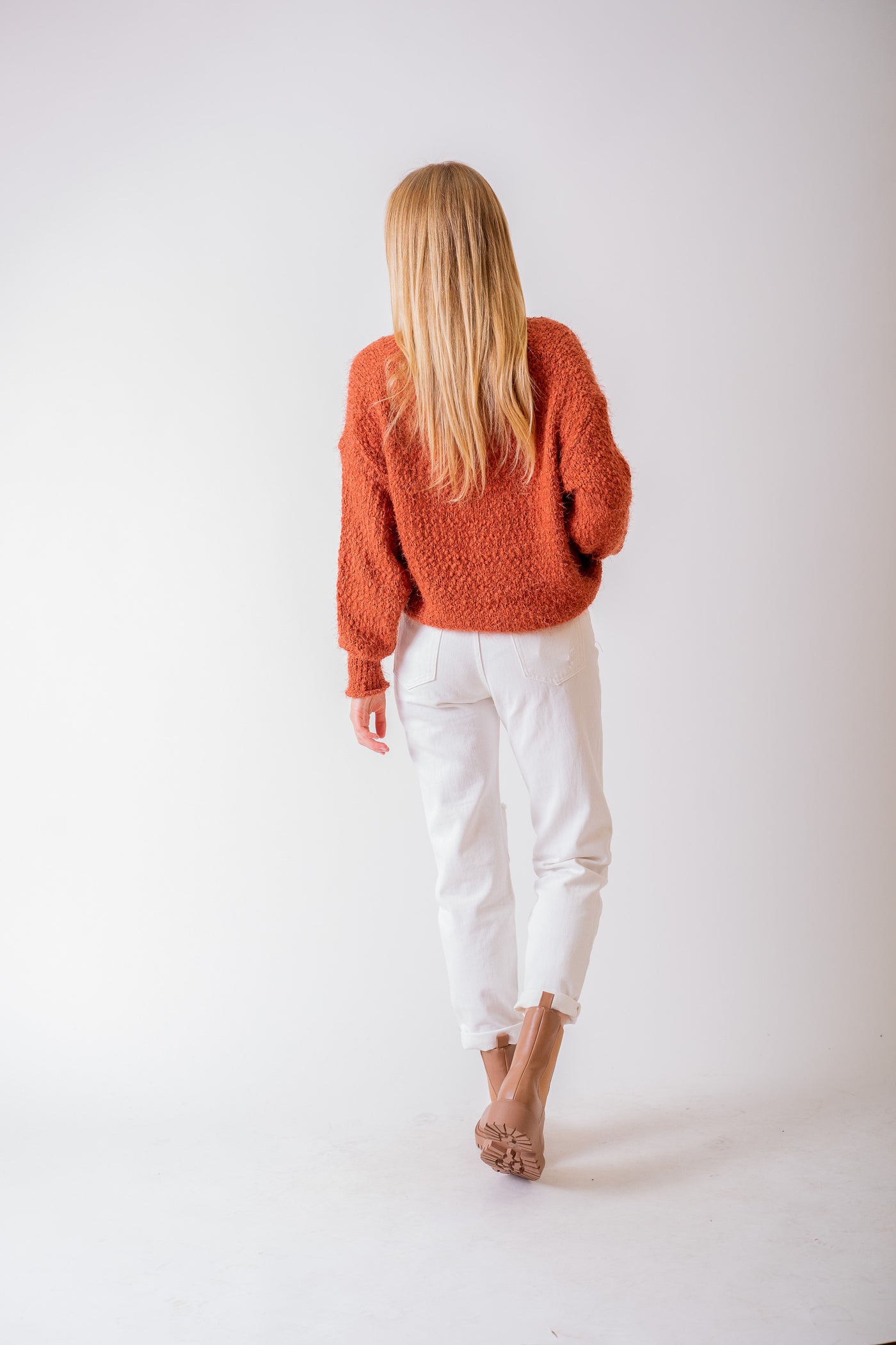 Oranžový sveter s véčkovým výstrihom - UNI - Top