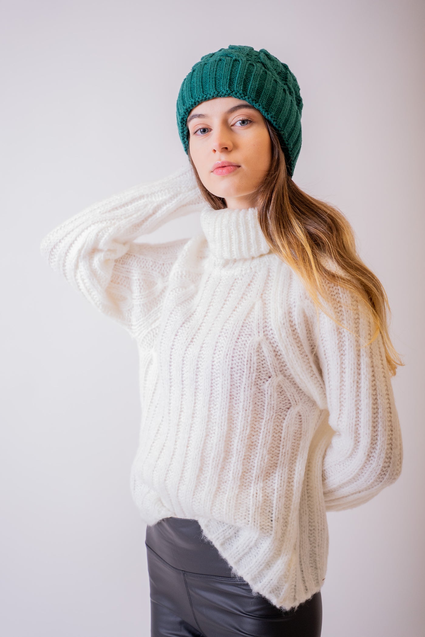 Hrubý biely pletený rolák - UNI - sveter